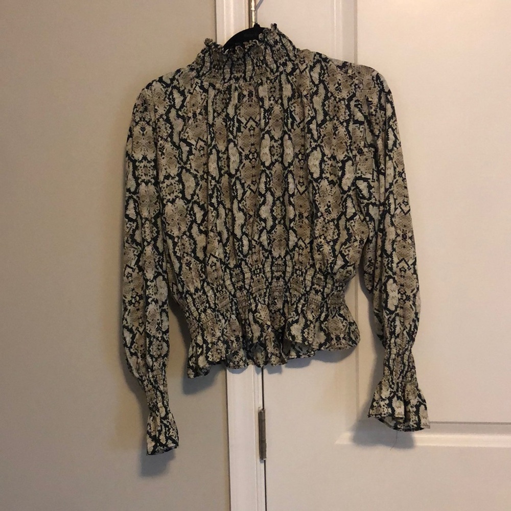 Junior’s XL snake print top. Mock neck. Black, gray, tan.